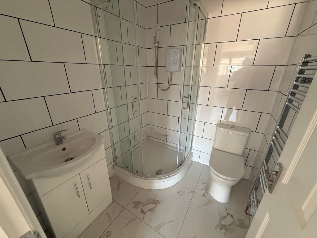 Lot: 166 - HOUSE WITH VERSATILE ACCOMMODATION - En suite shower room